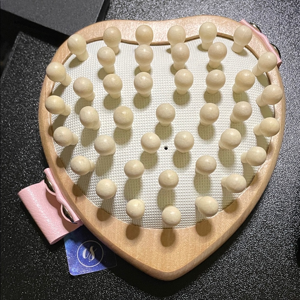 NWOT MAELYS TEASE-ME CELLULITE BODY BRUSH